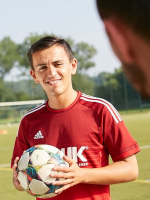 Mitarbeiter Murat Kocapinar beim Fußballtraining