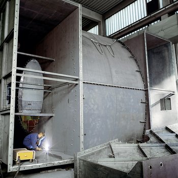 Schweißen eines Ventilatorgehäuses für Sinterabgasgebläse 