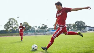 Mitarbeiter Murat Kocapinar beim Fußballtraining