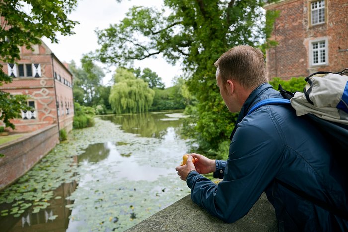 Mitarbeiter Christian Menke macht eine Wanderpause