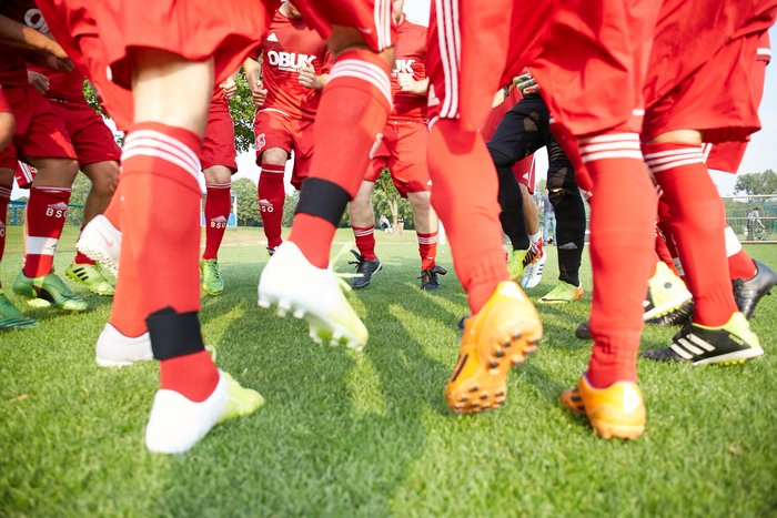 Nahaufnahme von Spielerbeinen beim Fußballtraining