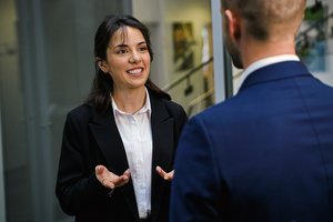 Сотрудник компании Venti Oelde разговаривает с клиентом