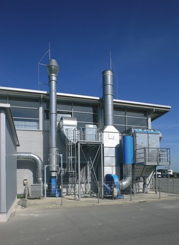 ROVAL-Filter für Edelstahl-Schleifstaub mit Luftrückführung in die Werkhalle sowie Schweißrauchabsaugung