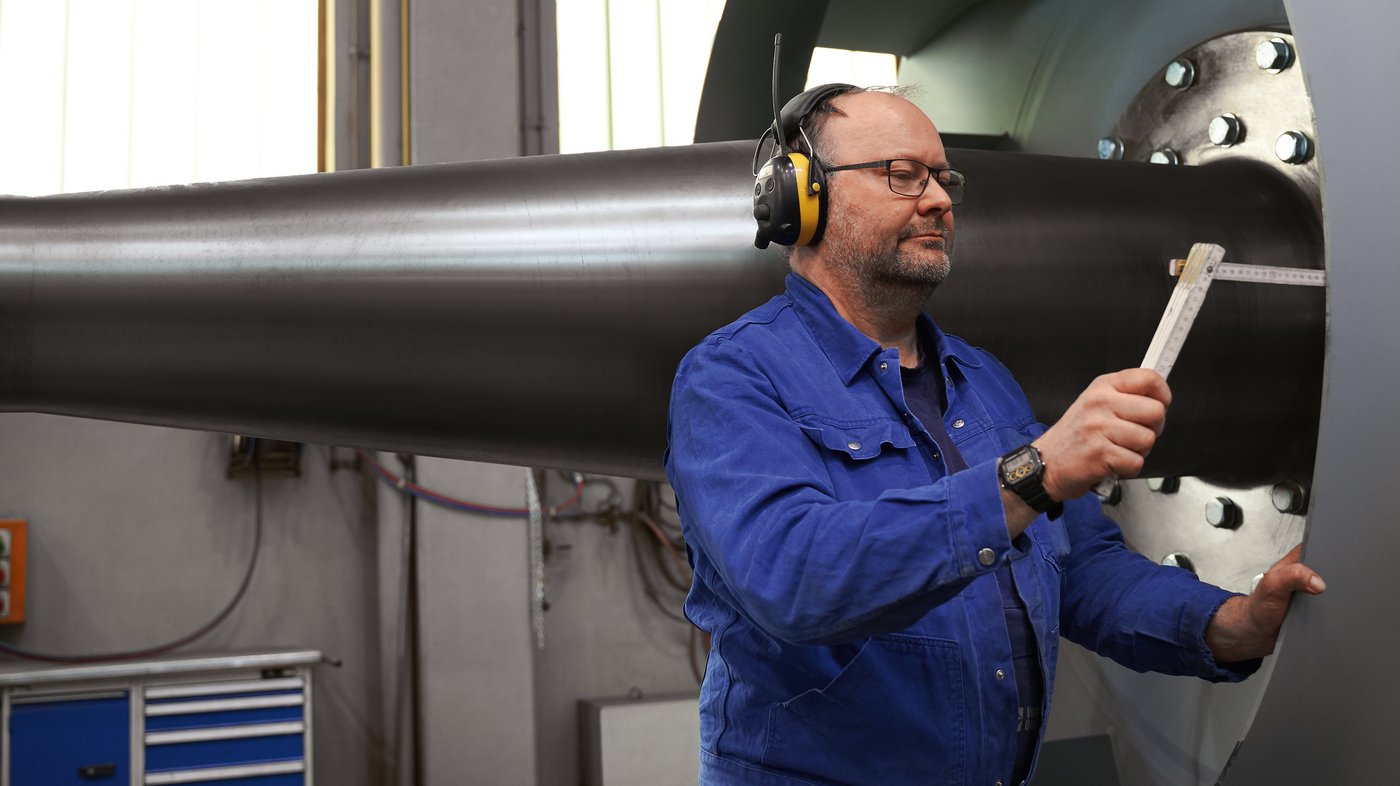Mitarbeiter bei der Ventilatorinspektion