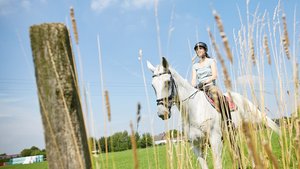 Mitarbeiterin Aline Pätzke beim Reiten
