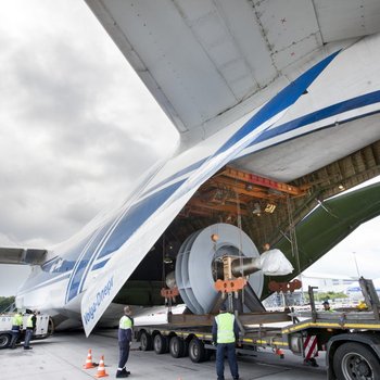 Verladung eines doppelflutigen Rotors in ein Transportflugzeug