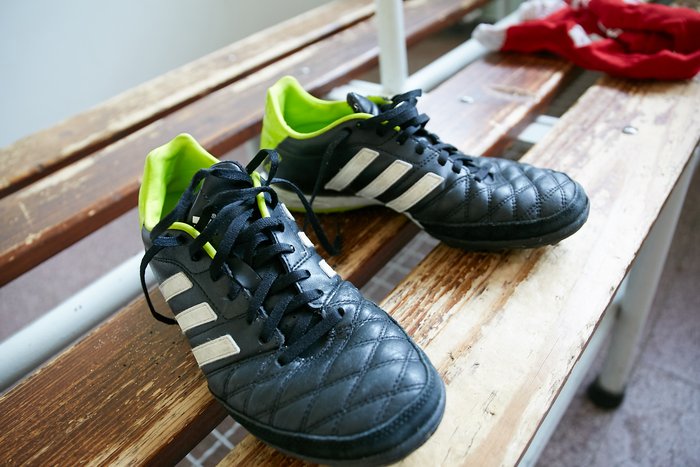 Fußballschuhe in einer Umkleidekabine