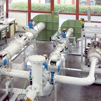 Hochdruckventilatoren in einem Versuchsaufbau 
